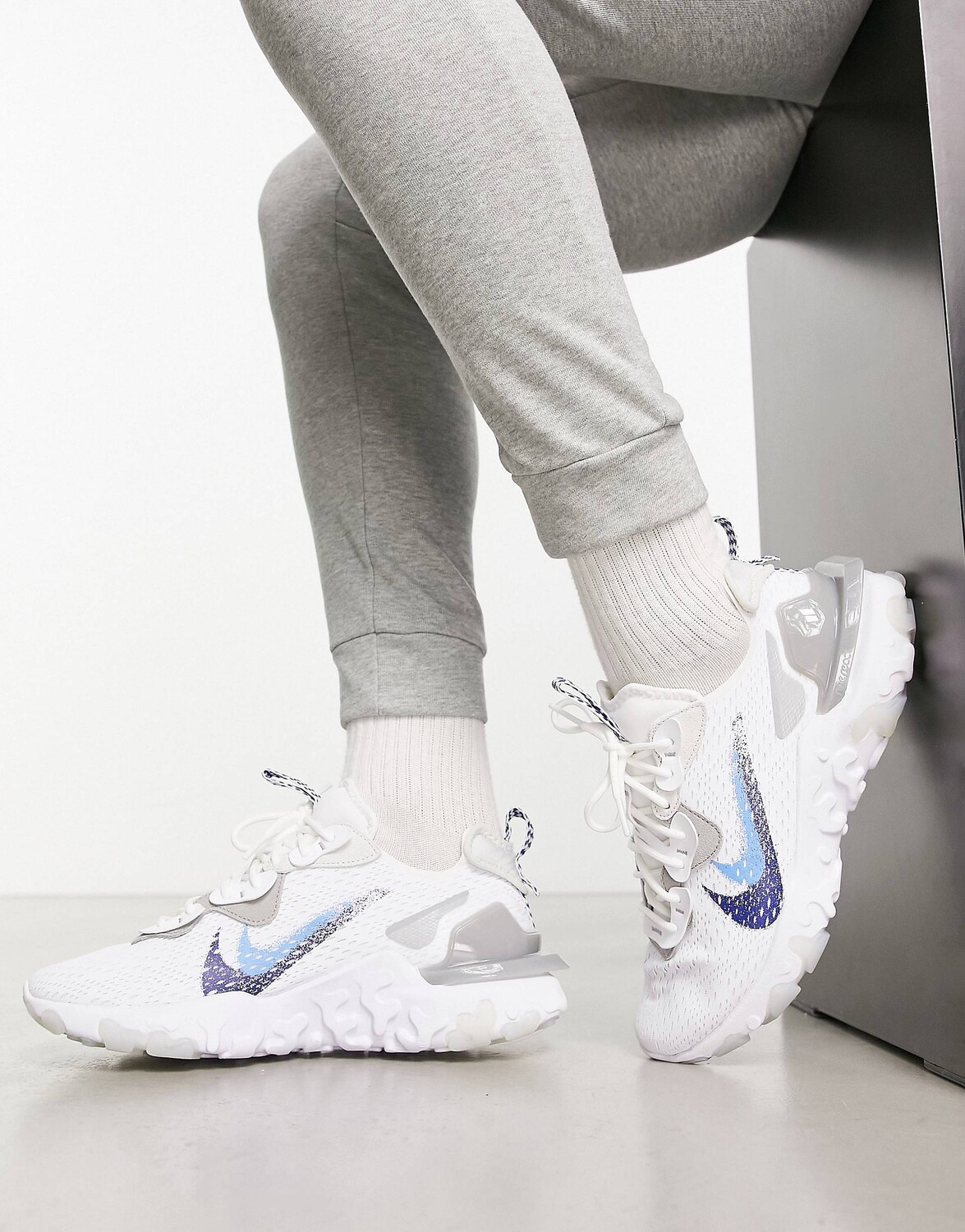 

Бело-синие кроссовки Nike React Vision с двойным логотипом-галочкой