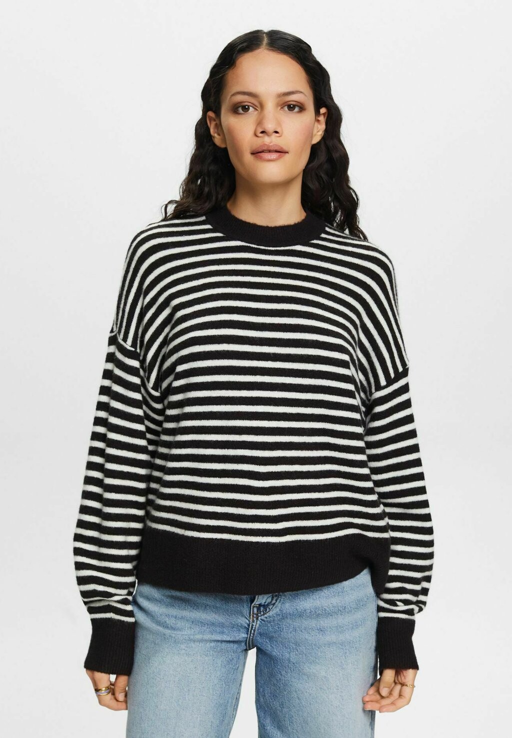 

Свитшот Esprit, цвет new black