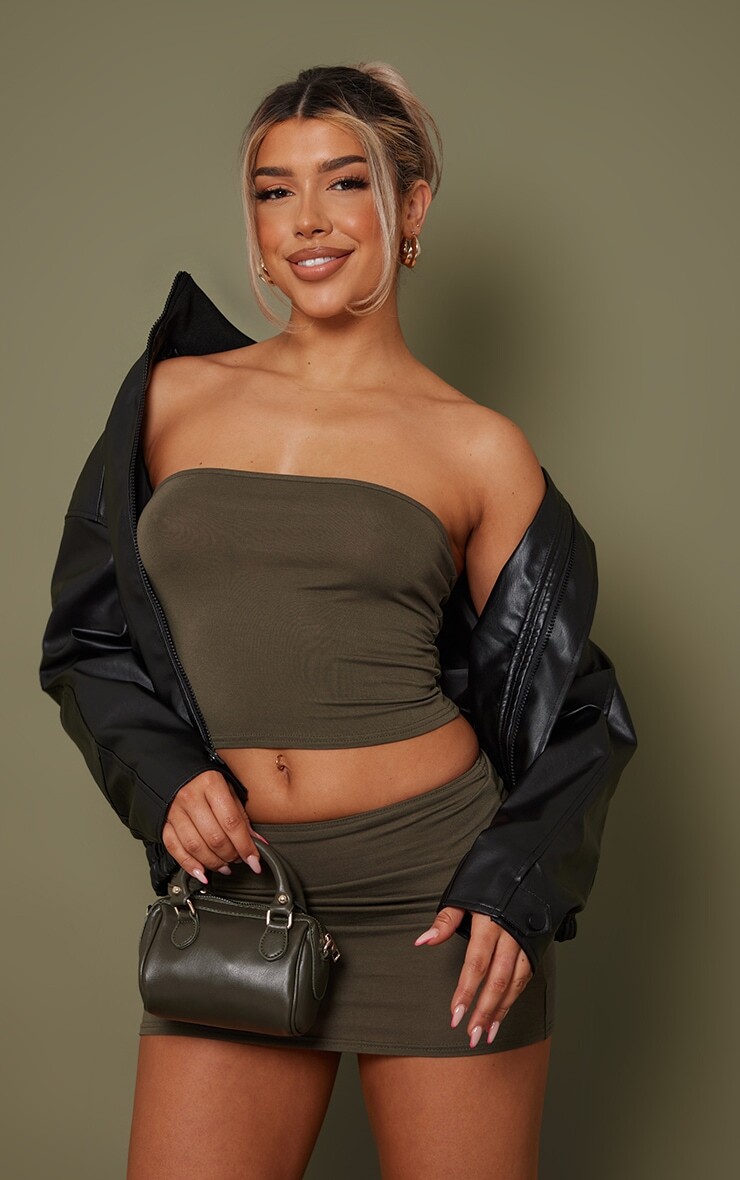 

PrettyLittleThing Удлиненный трикотажный топ цвета хаки