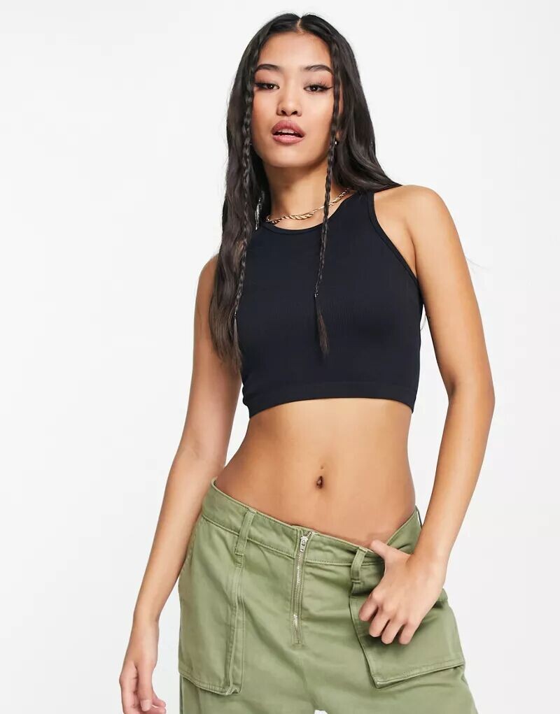 

Черный бесшовный кроп-топ в рубчик Pull&Bear