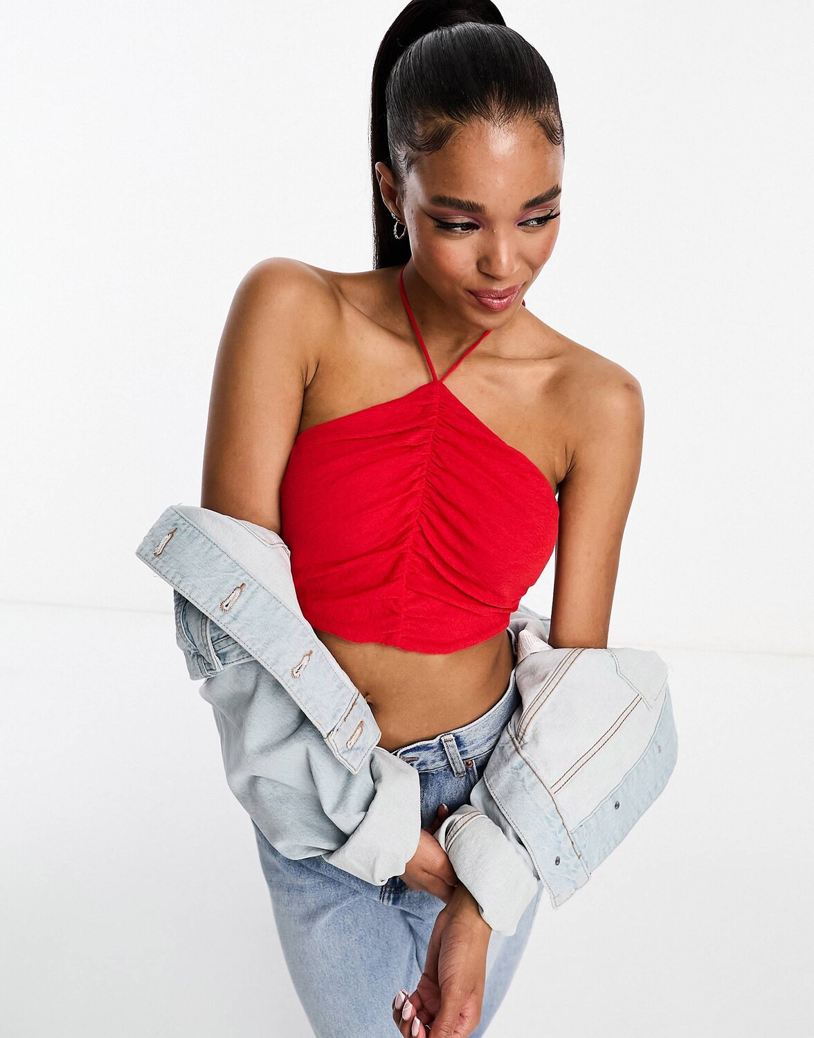 

Красный укороченный топ с вырезом халтер и сборками Pull&Bear