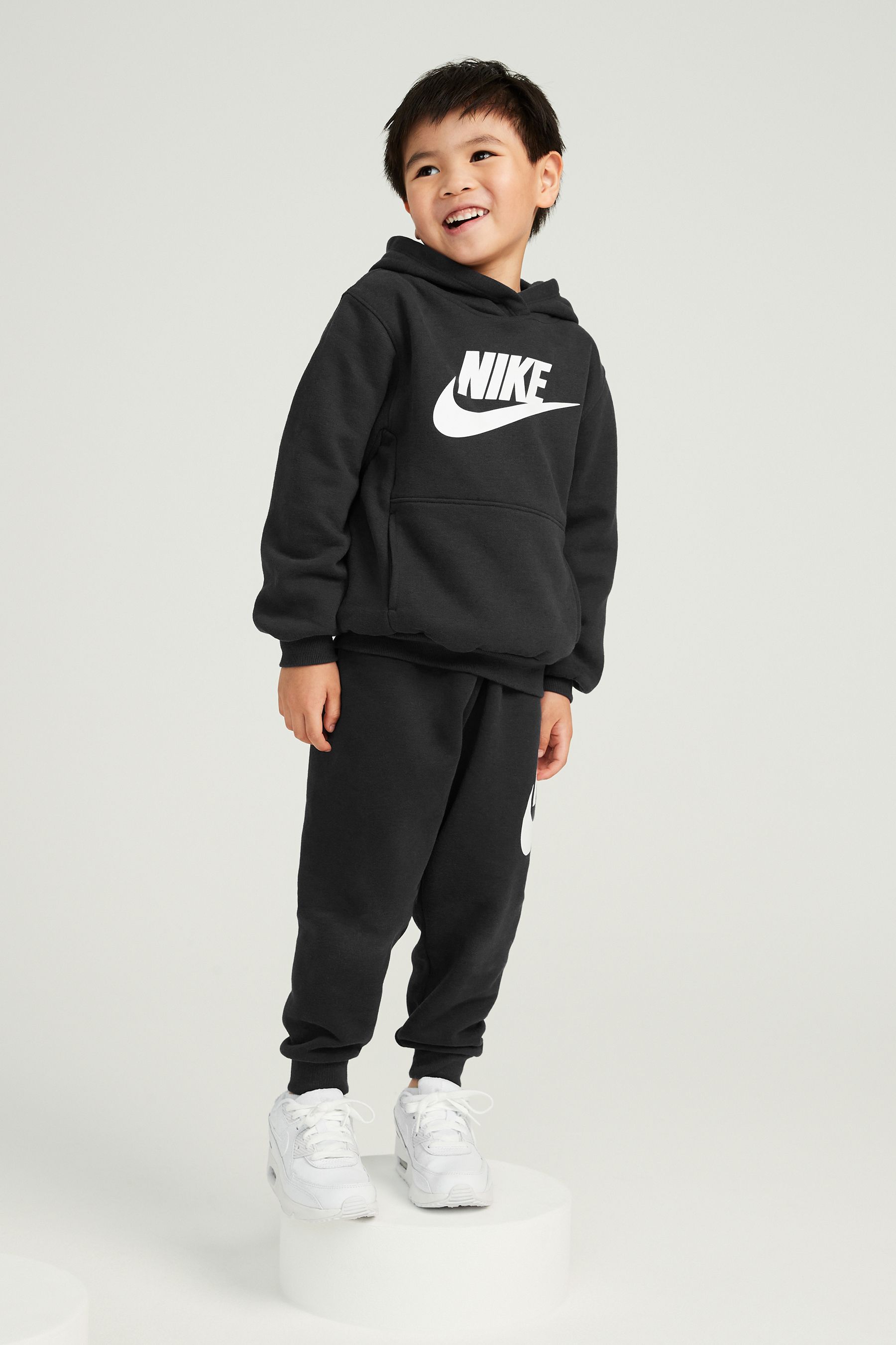 цена Флисовый спортивный костюм Club для малышей Nike, черный