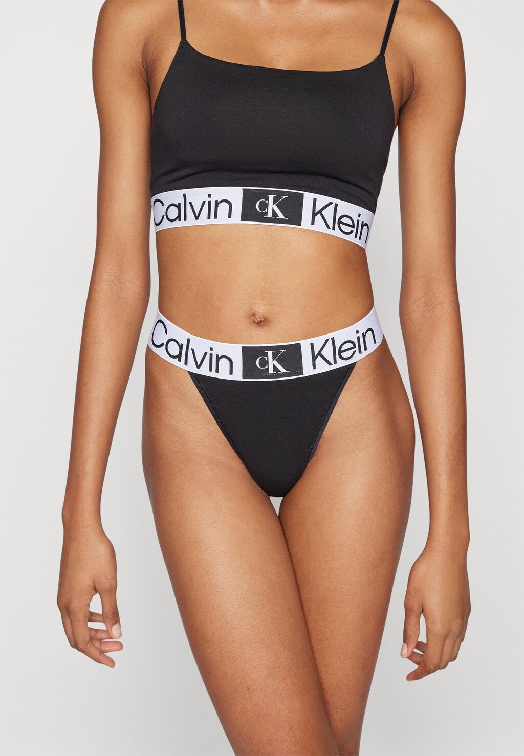 

Стринги Calvin Klein Underwear, черный
