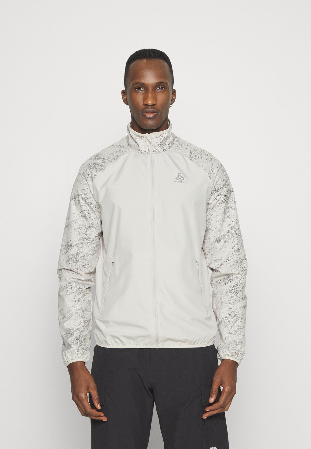 

Спортивная куртка КУРТКА ESSENTIAL LIGHT REFLECTIVE ODLO, серебряное облако