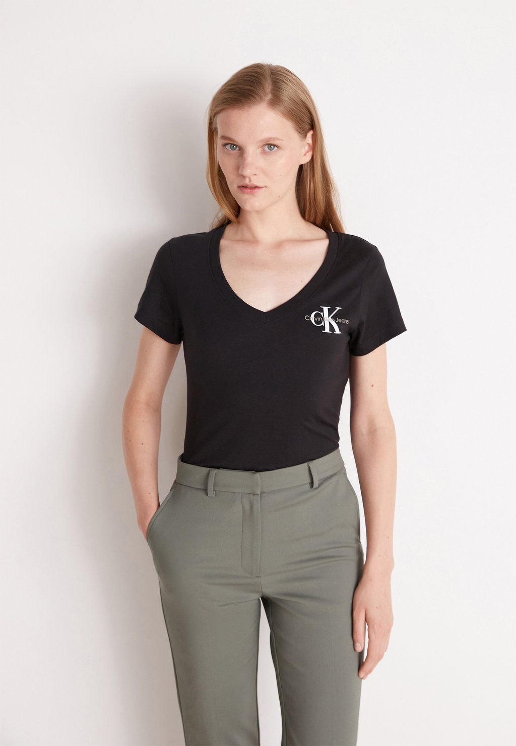 Базовая футболка ФУТБОЛКА CLASSIC SLIM VNECK TEE Calvin Klein Jeans, ck black