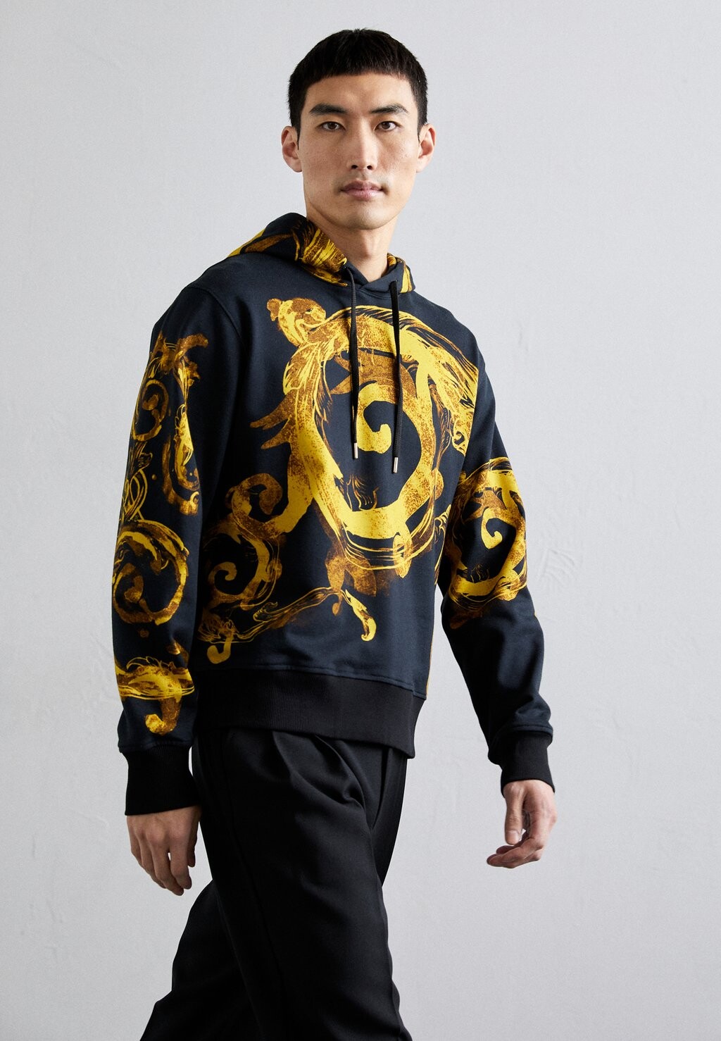 

Толстовка Panel Baroque Versace Jeans Couture, цвет black/gold
