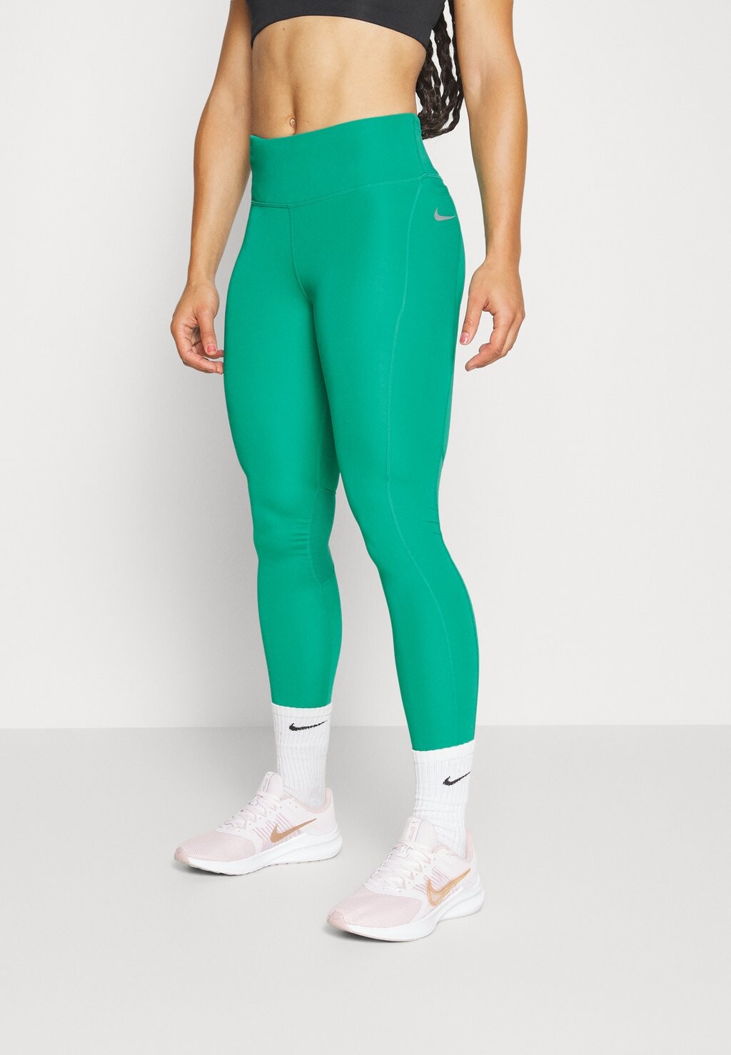 

Тайтсы Nike Fast, зеленый нептун / светоотражающий серебристый