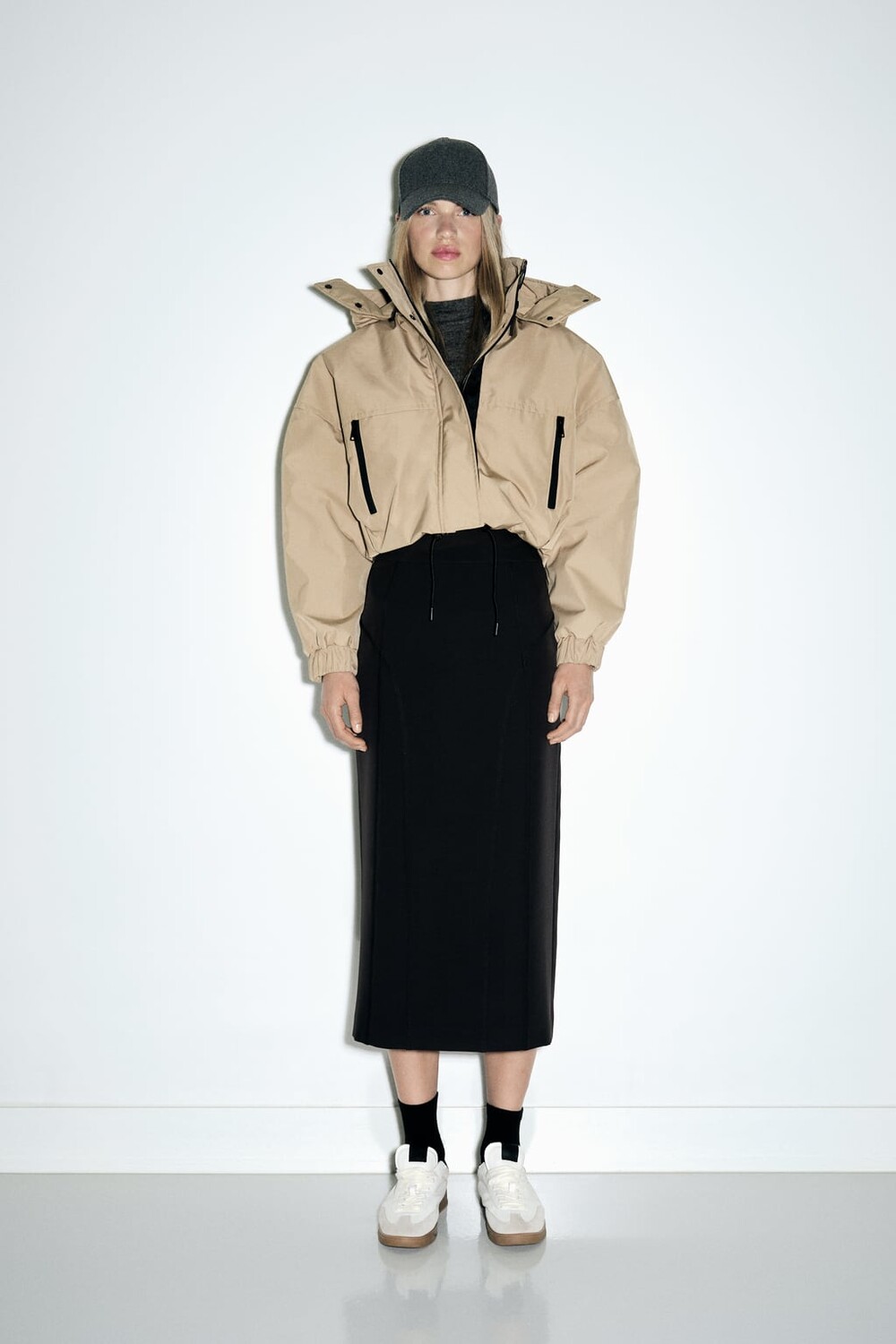 

Укороченная куртка с капюшоном ZARA, кэмел