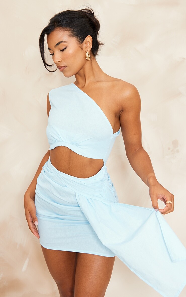 

PrettyLittleThing Голубое льняное облегающее платье с вырезом на одно плечо и драпировкой, Синий