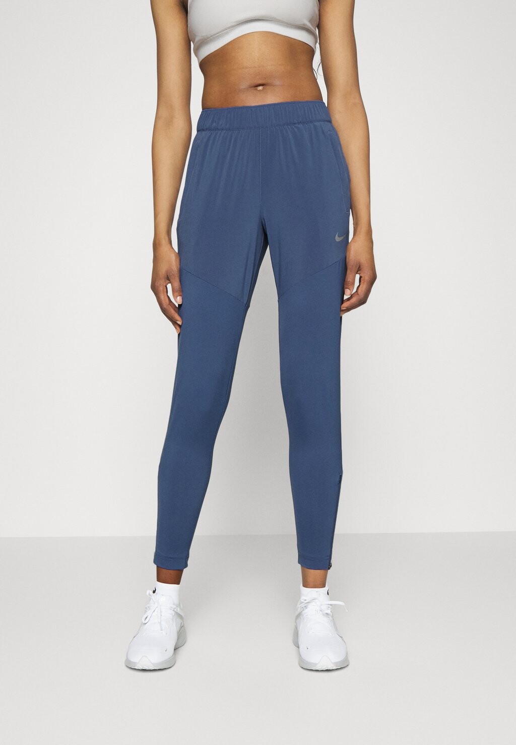 

Спортивные брюки Nike Essential Pant, рассеянный синий / серебристый