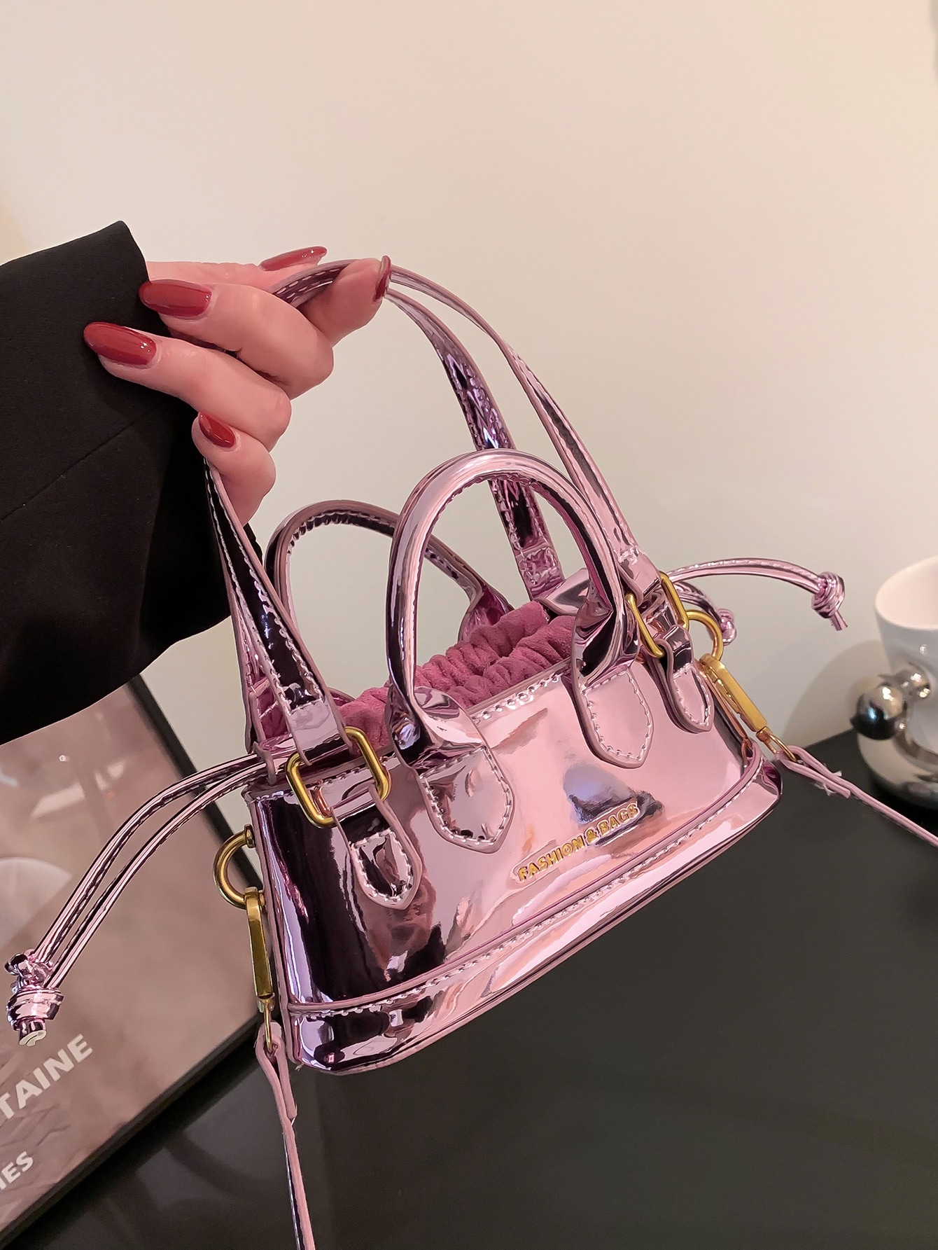 Миниатюрная сумка-саквояж с металлическим шнурком, розовый