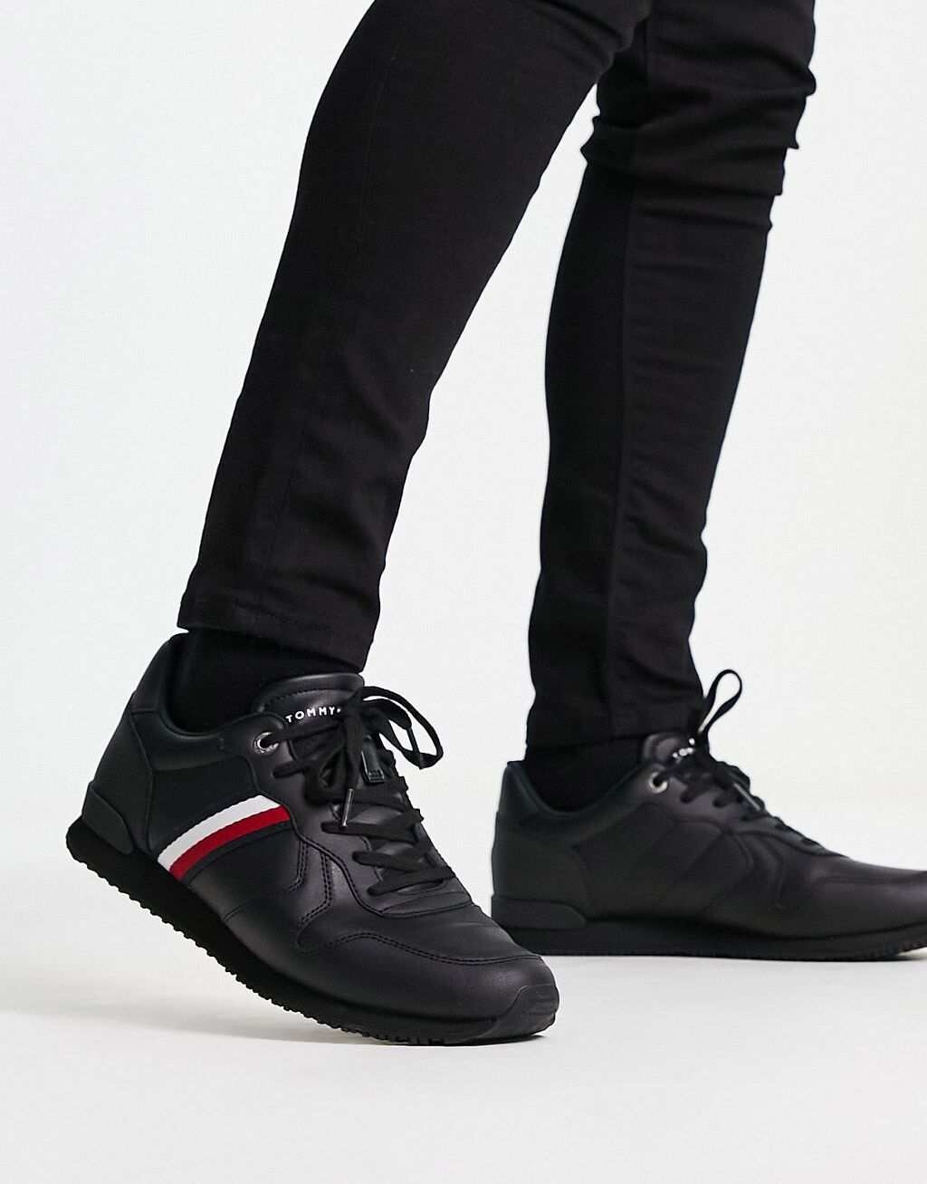 

Знаменитые черные кроссовки для бега Tommy Hilfiger