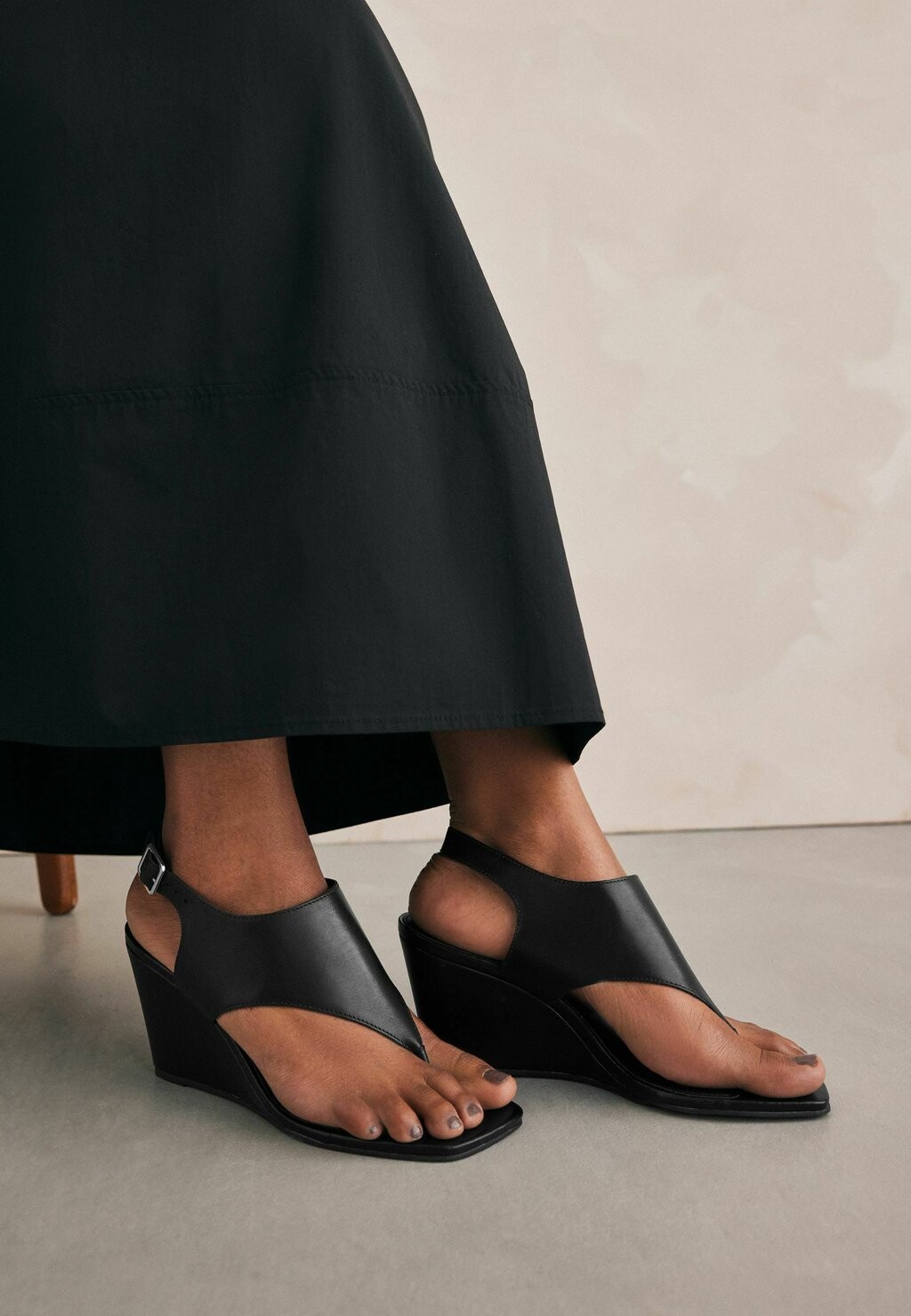 

Босоножки с Т-образным ремешком SIGNATURE TOE POST, REGULAR FIT Next, черный
