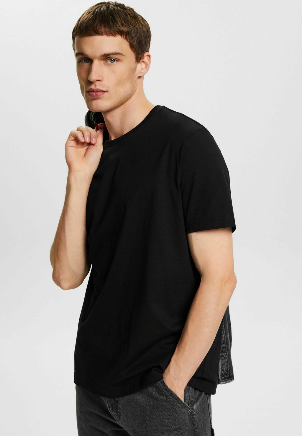 цена Базовая футболка Esprit, черный