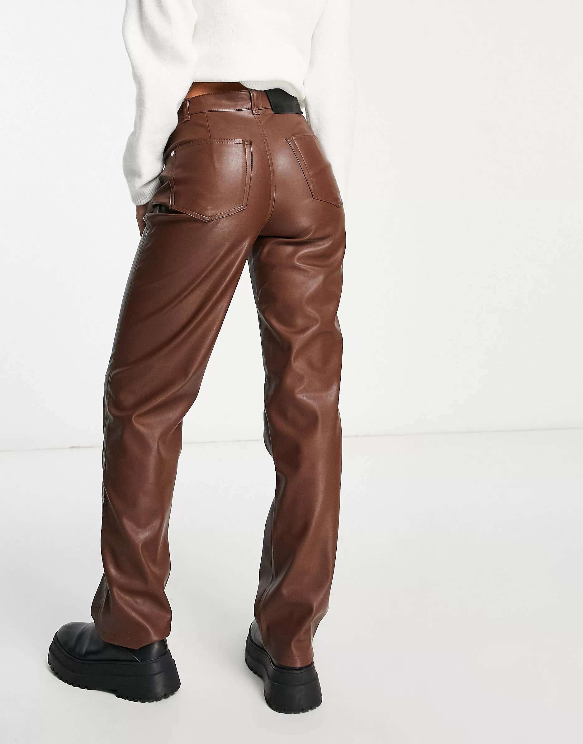 Коричневые прямые брюки из искусственной кожи Bershka