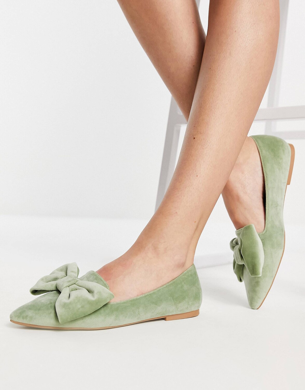 

Серо-зеленые бархатные балетки с острым носком ASOS DESIGN Lake Bow