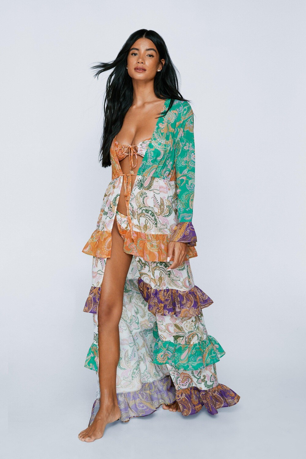 

Кимоно макси с узором пейсли и оборками и отделкой монетами Nasty Gal, мультиколор