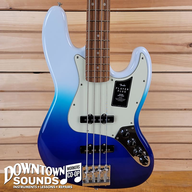 цена Бас-гитара Fender Player Plus Jazz Bass с сумкой Deluxe — накладка на гриф Pau Ferro — цвет Belair Blue PLAYER PLUS JAZZ BASS - BELAIR BLUE