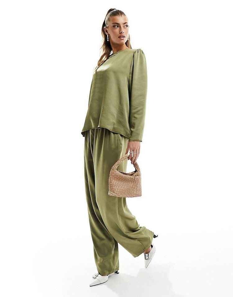 

Топ Flounce London Satin Oversized, оливковый