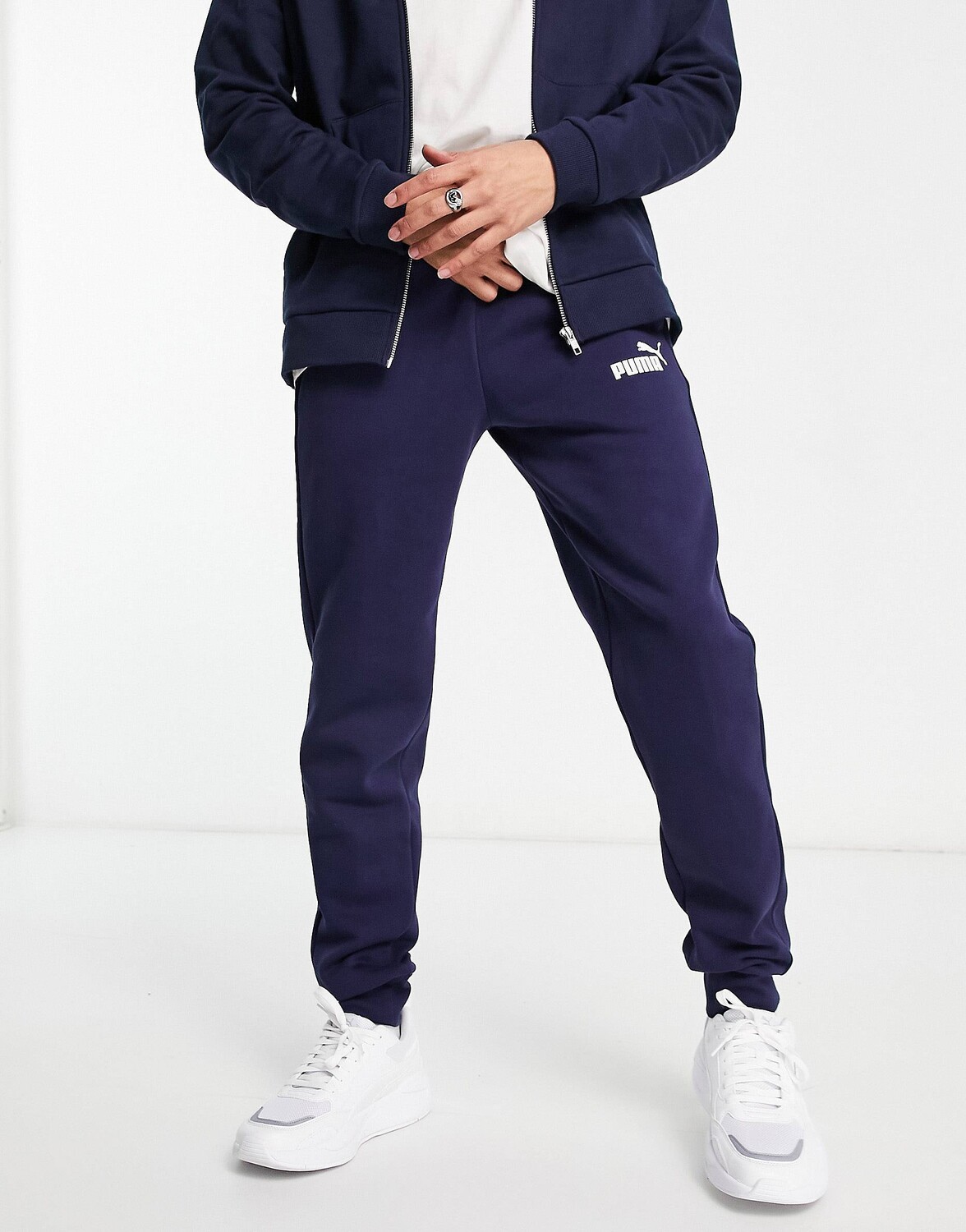 

Темно-синие узкие джоггеры с небольшим логотипом Puma Essentials