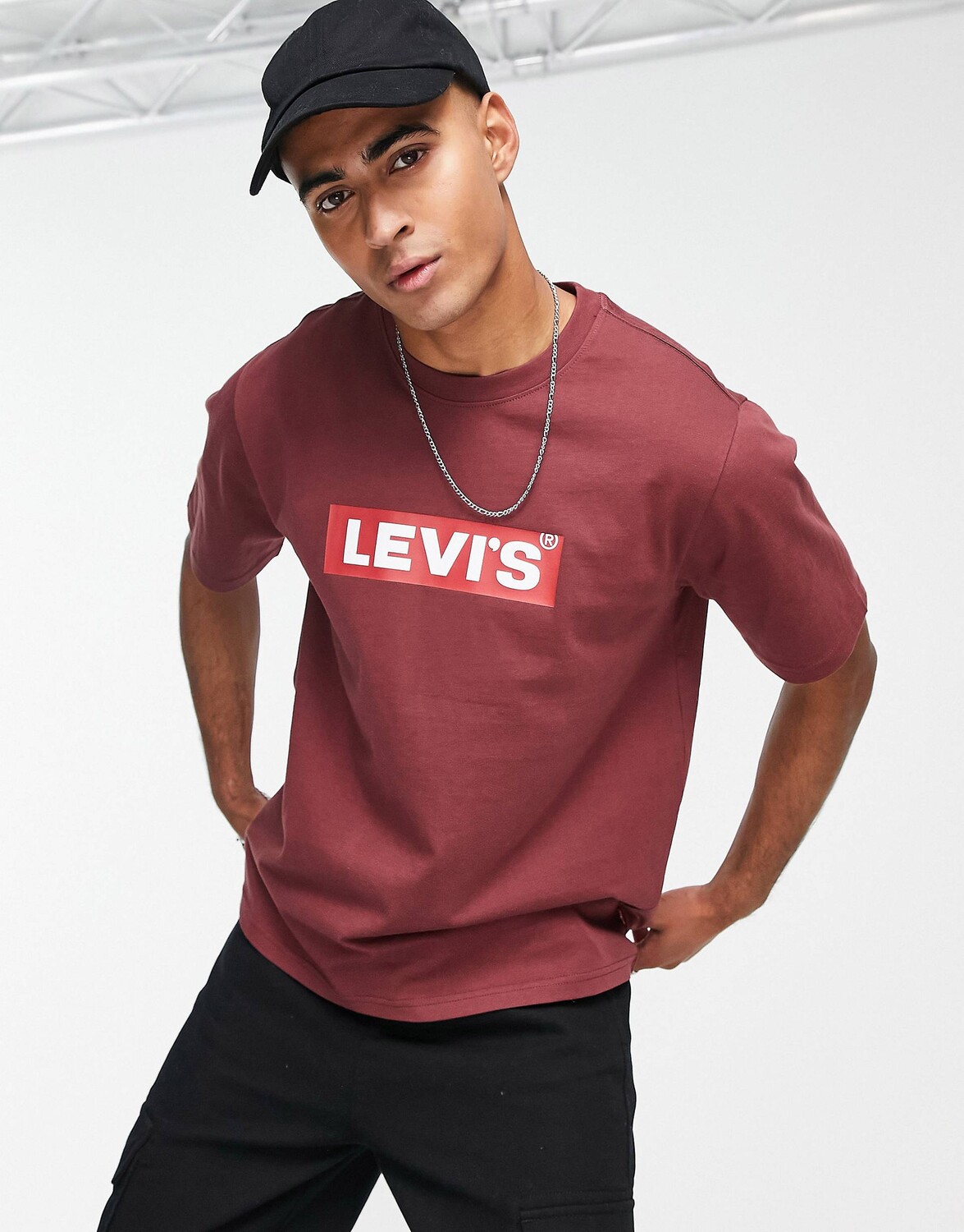 

Бордовая футболка Levi's с логотипом на язычке, Красный
