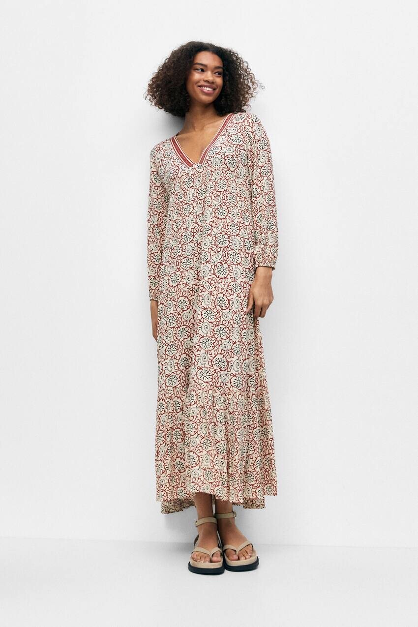 

Длинное платье с вышивкой Pull&Bear, красный
