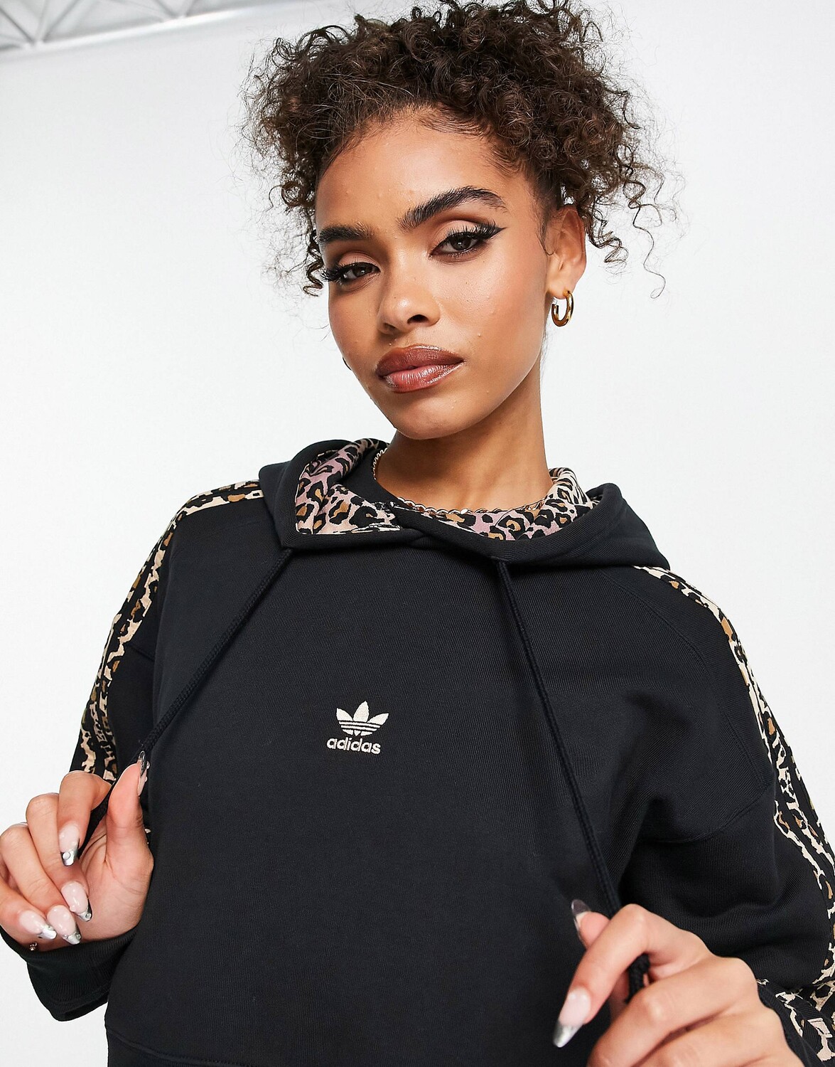

Черная укороченная худи с леопардовым принтом adidas Originals, Черный