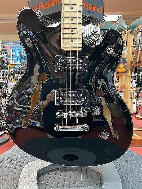 

Squier Affinity Series Starcaster, кленовый гриф, черный Affinity Series Starcaster, Maple Fingerboard, Black