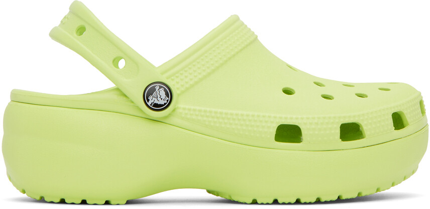 

Зеленые классические сабо на платформе Crocs