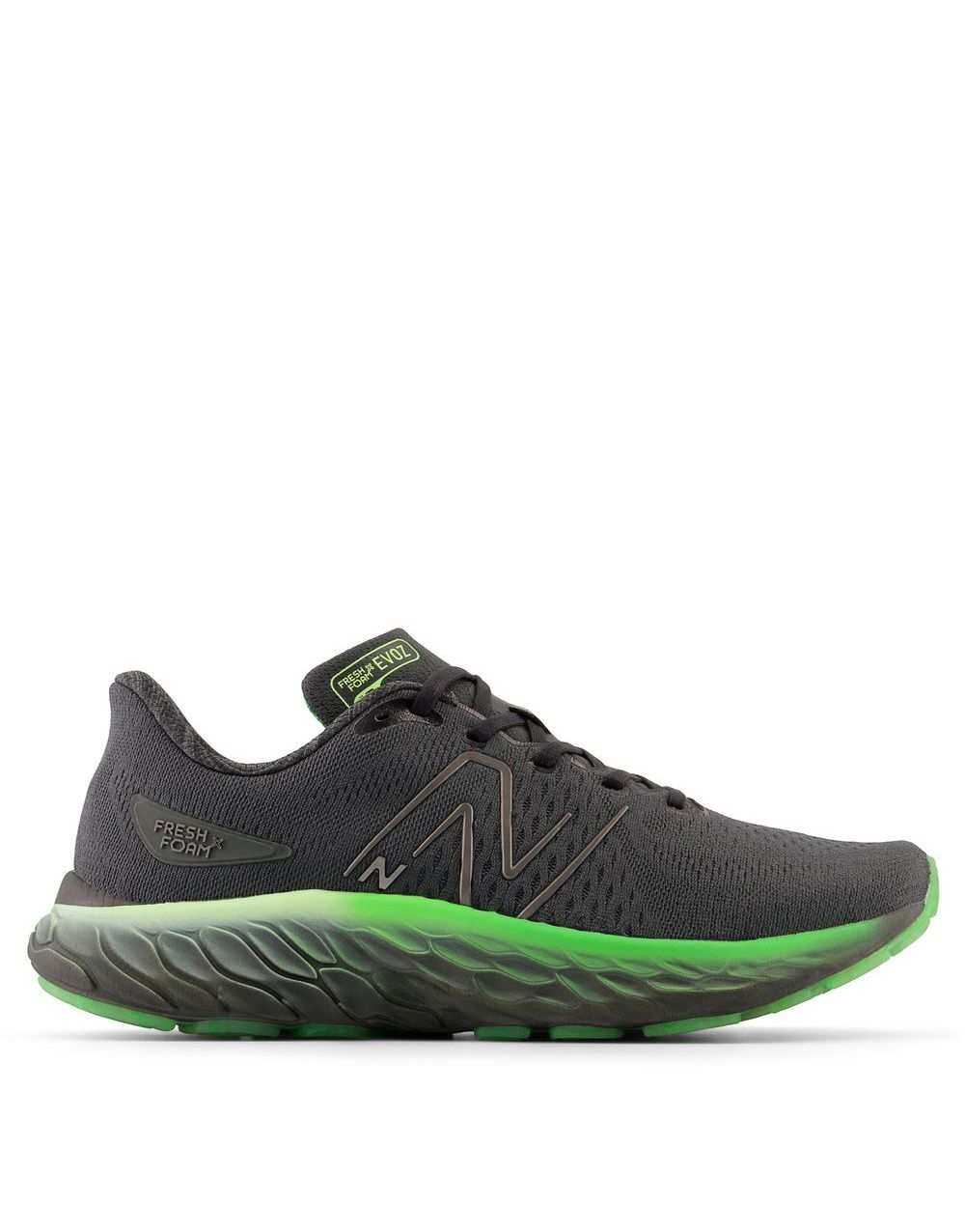 

Черные кроссовки New Balance Evoz