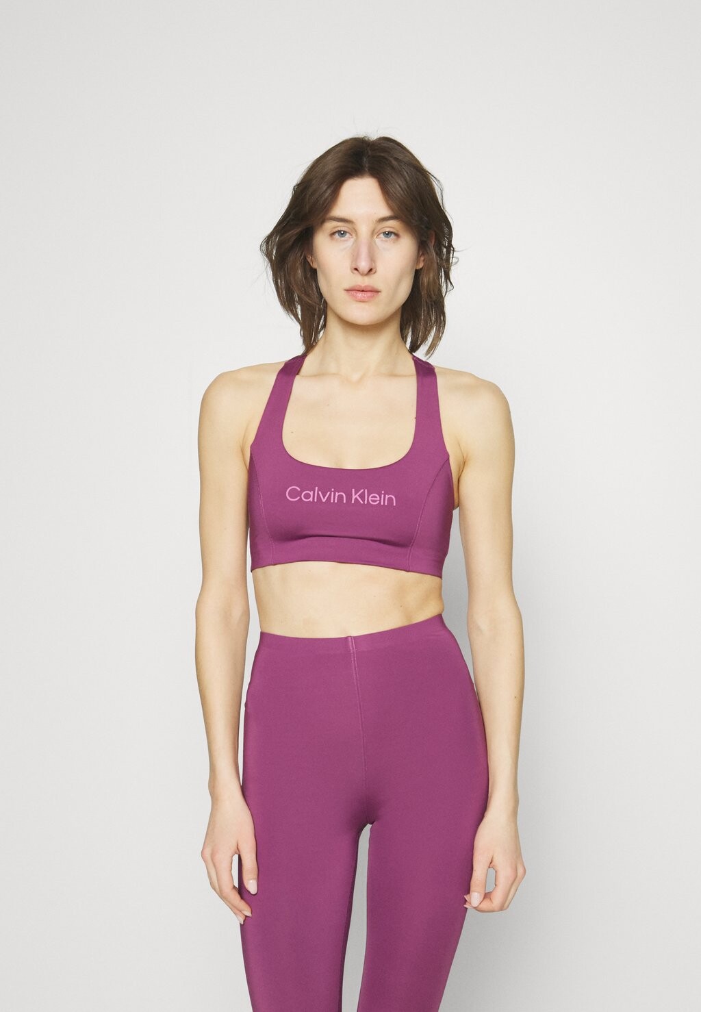 

Спортивный бюстгальтер со средней поддержкой Calvin Klein Performance