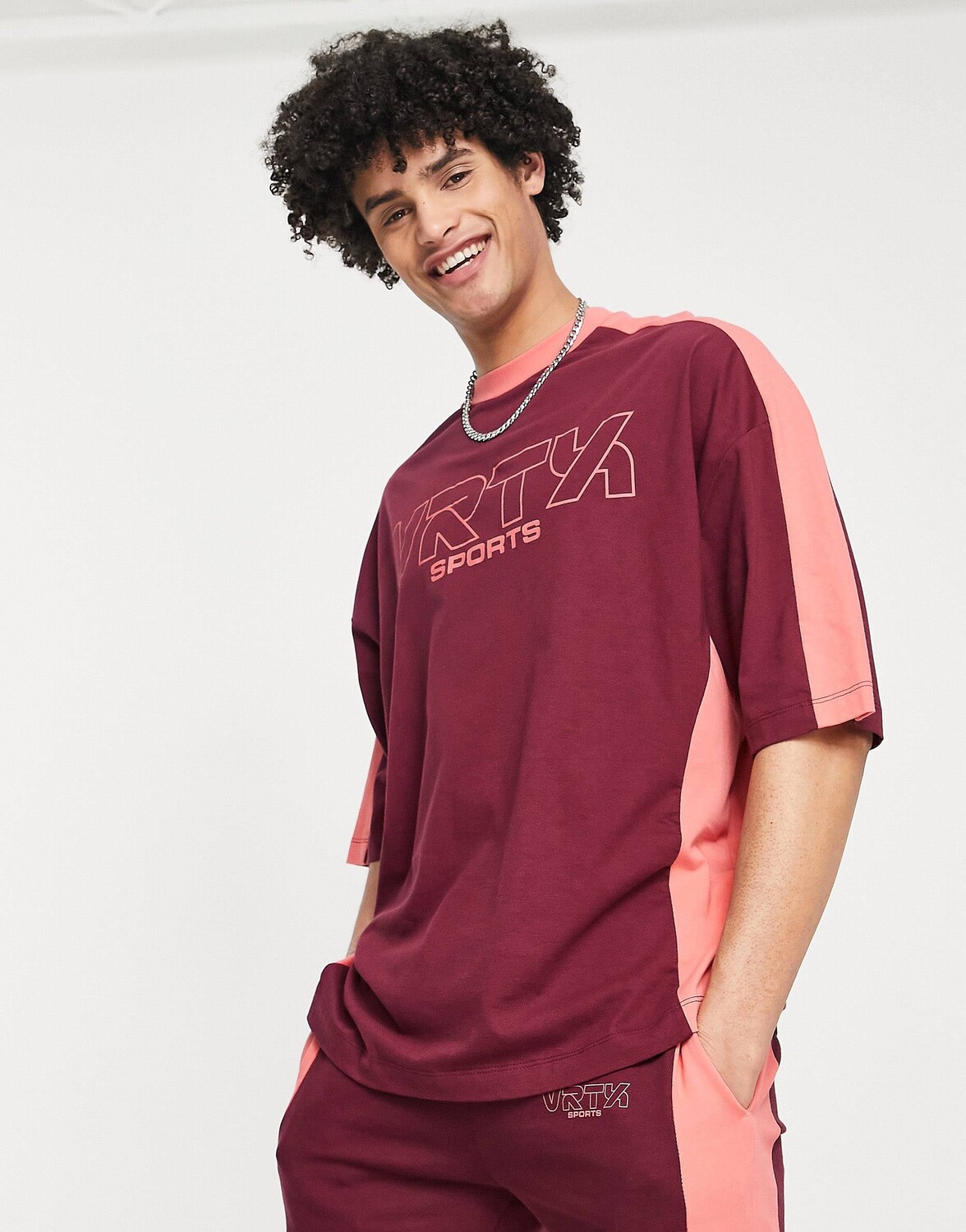 

Футболка оверсайз ASOS DESIGN co-ord с университетским принтом в бордово-розовых колор-блоках, Розовый