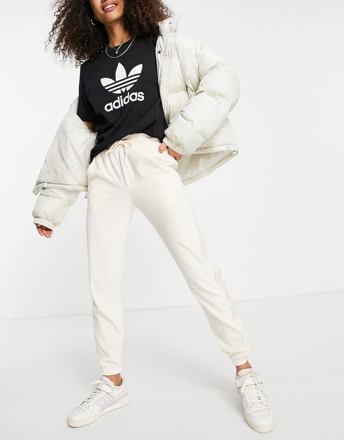 

Белые велюровые джоггеры adidas Originals 'Relaxed Risque'
