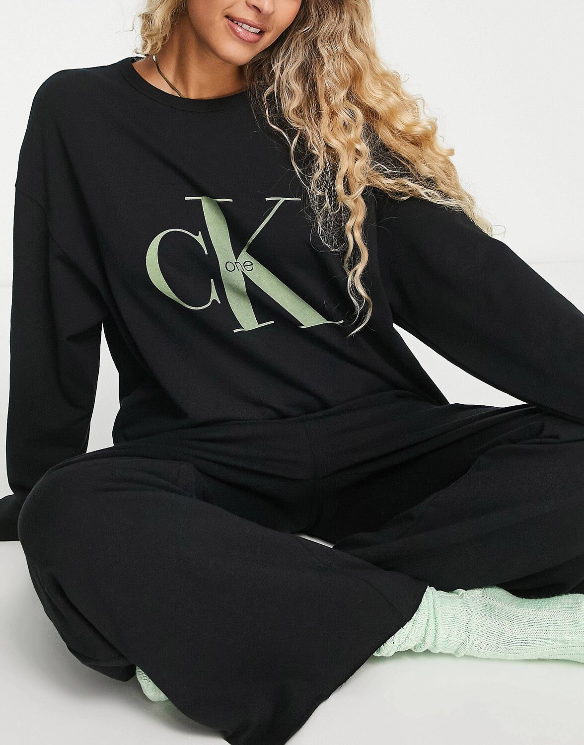 

Черный свободный свитер с круглым вырезом Calvin Klein CK One Cotton Logo