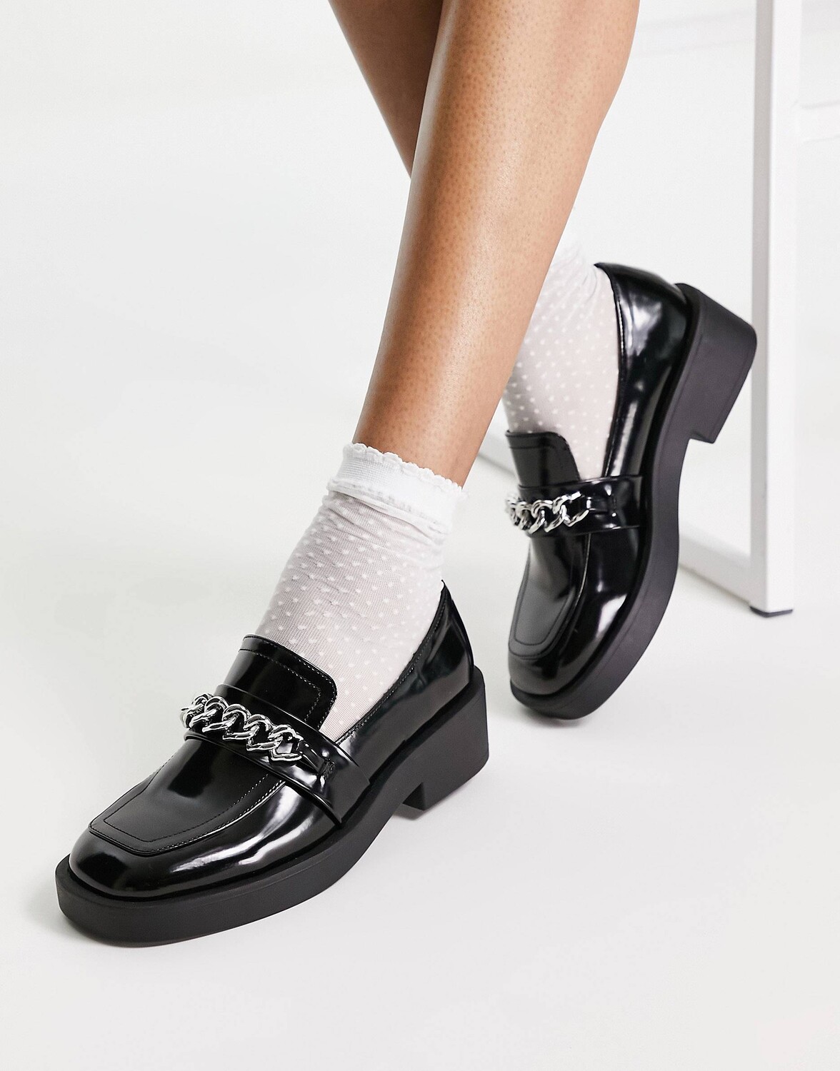

Черные лоферы на плоской подошве с цепочкой в ​​виде сердца ASOS DESIGN Melba, Черный