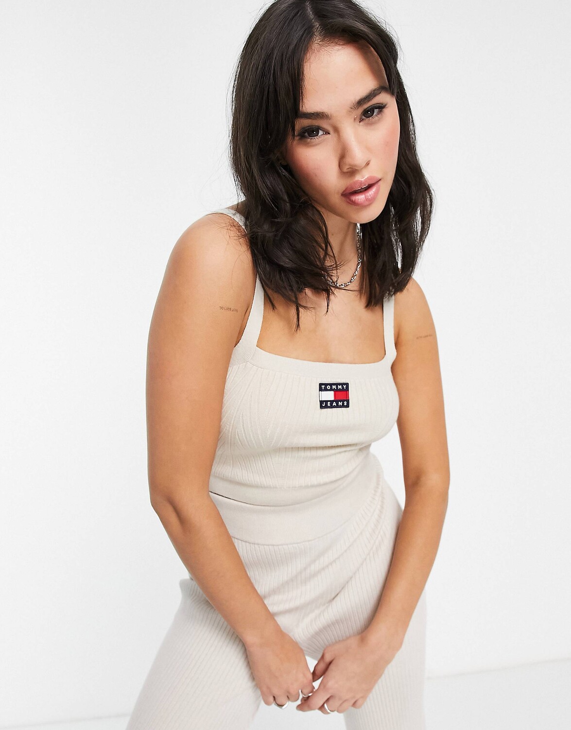 

Укороченная футболка в рубчик с логотипом Tommy Jeans из камня