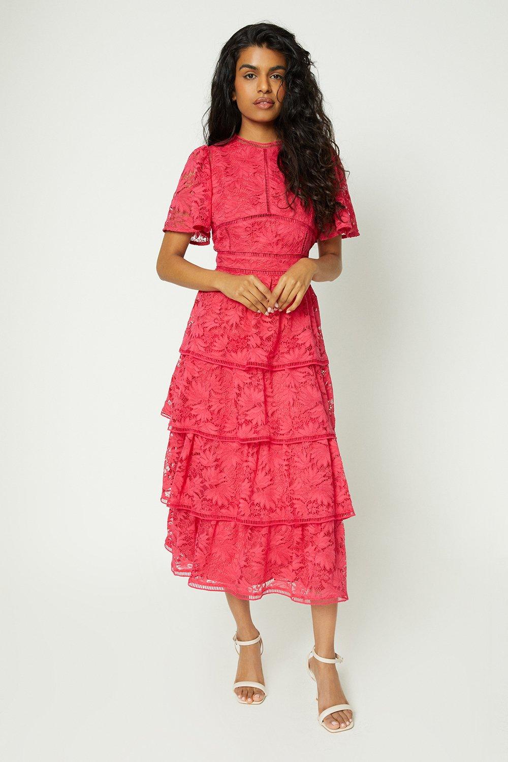 цена Миниатюрное многоярусное кружевное платье с развевающимися рукавами и отделкой Coast, розовый