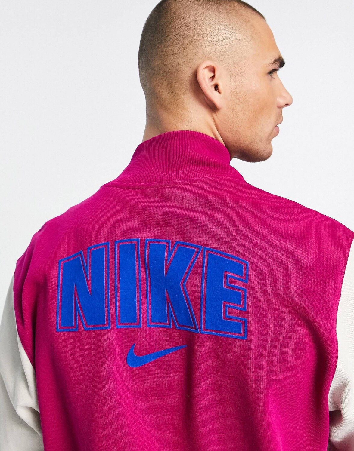 

Флисовая университетская куртка Nike динамичного ягодного цвета
