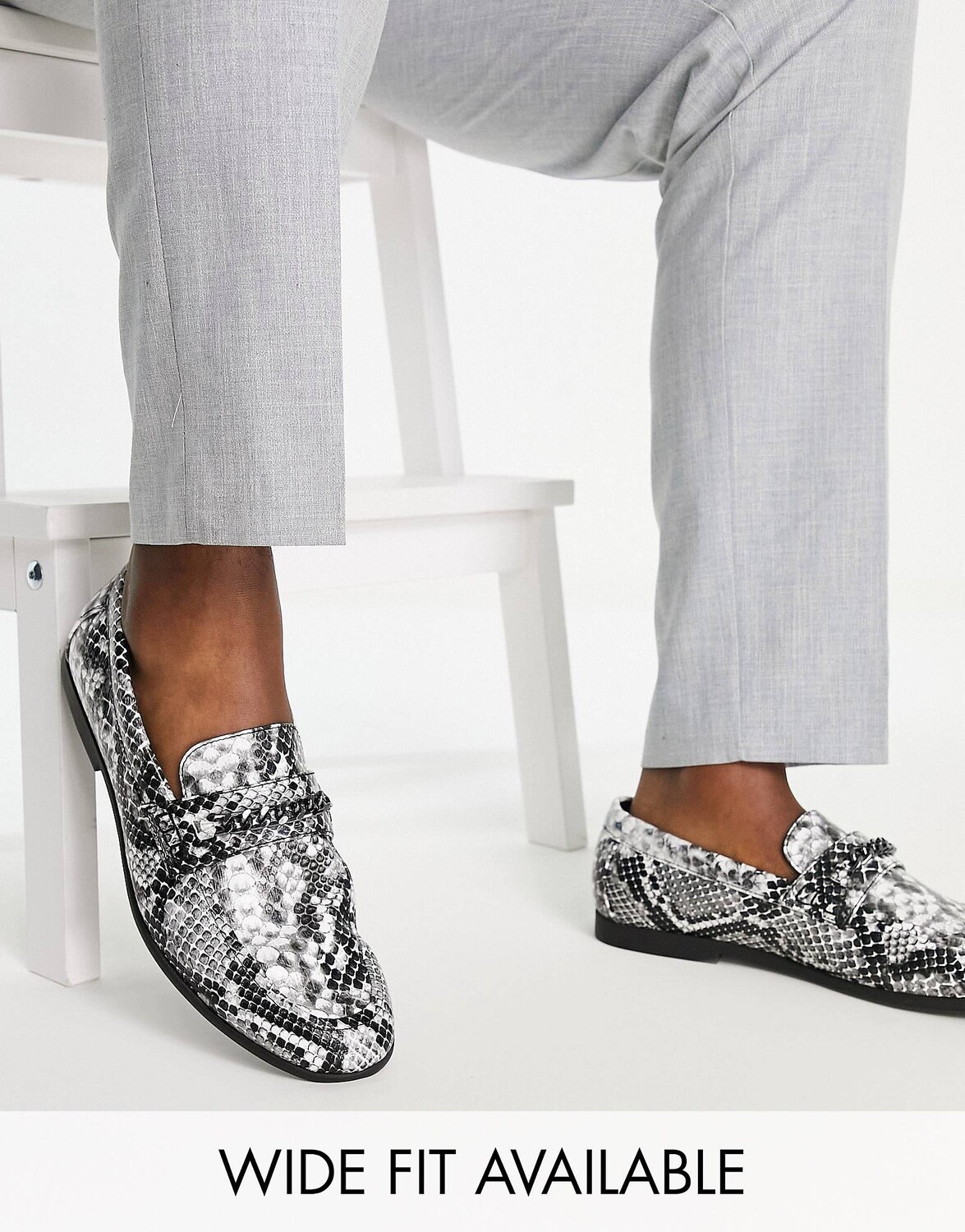 

Серые лоферы из искусственной змеи с трензелем ASOS DESIGN