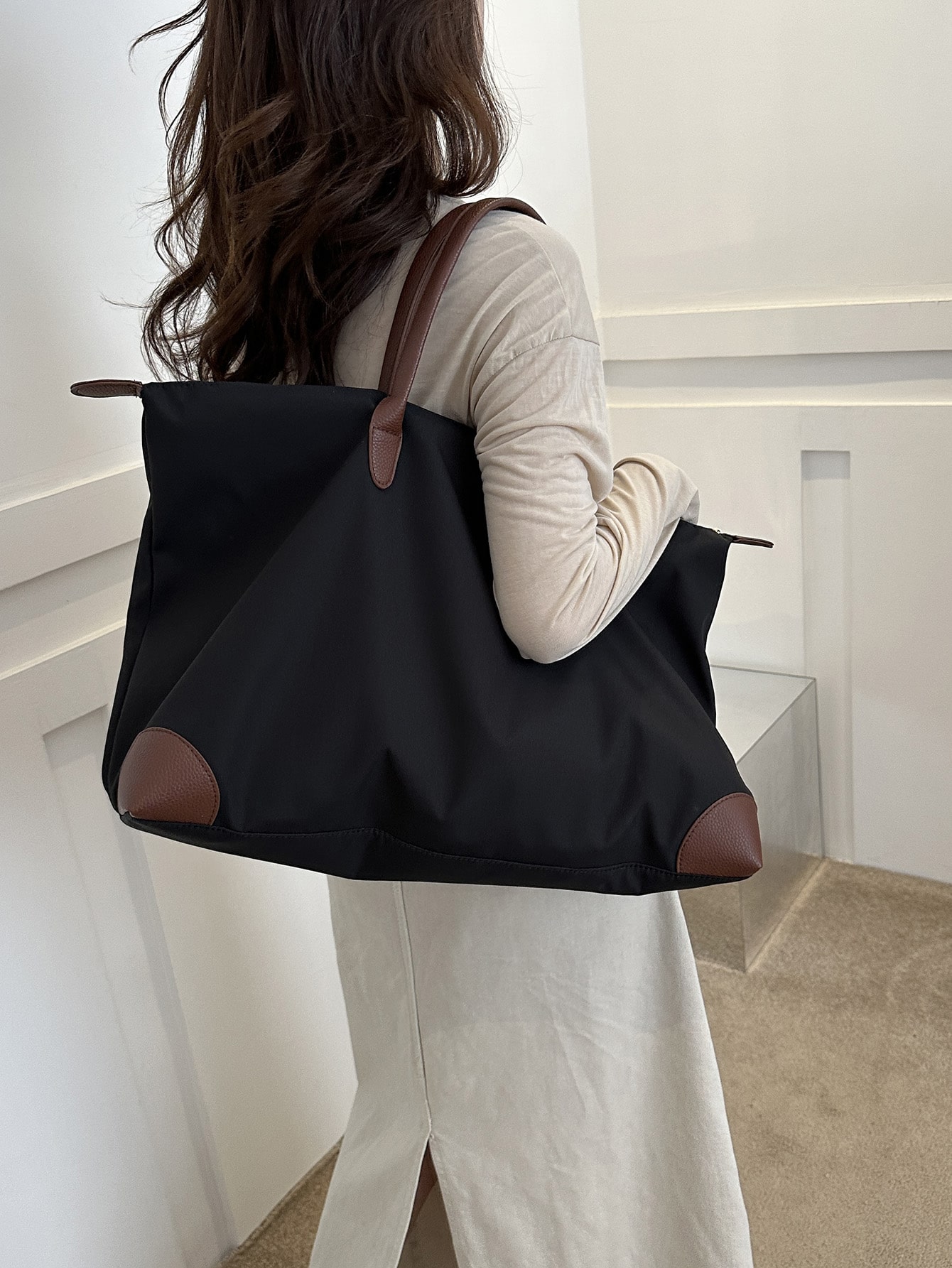 Однотонная многофункциональная большая сумка из нейлона в минималистичном стиле., черный
