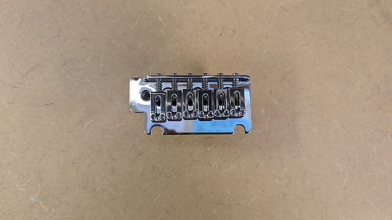 

Fender 006-2673-000 Бридж Squier Affinity Stratocaster в сборе с рычагом тремоло 2010-х - хром 006-2673-000 Squier Affinity Stratocaster Bridge Assembly with Tremolo Arm