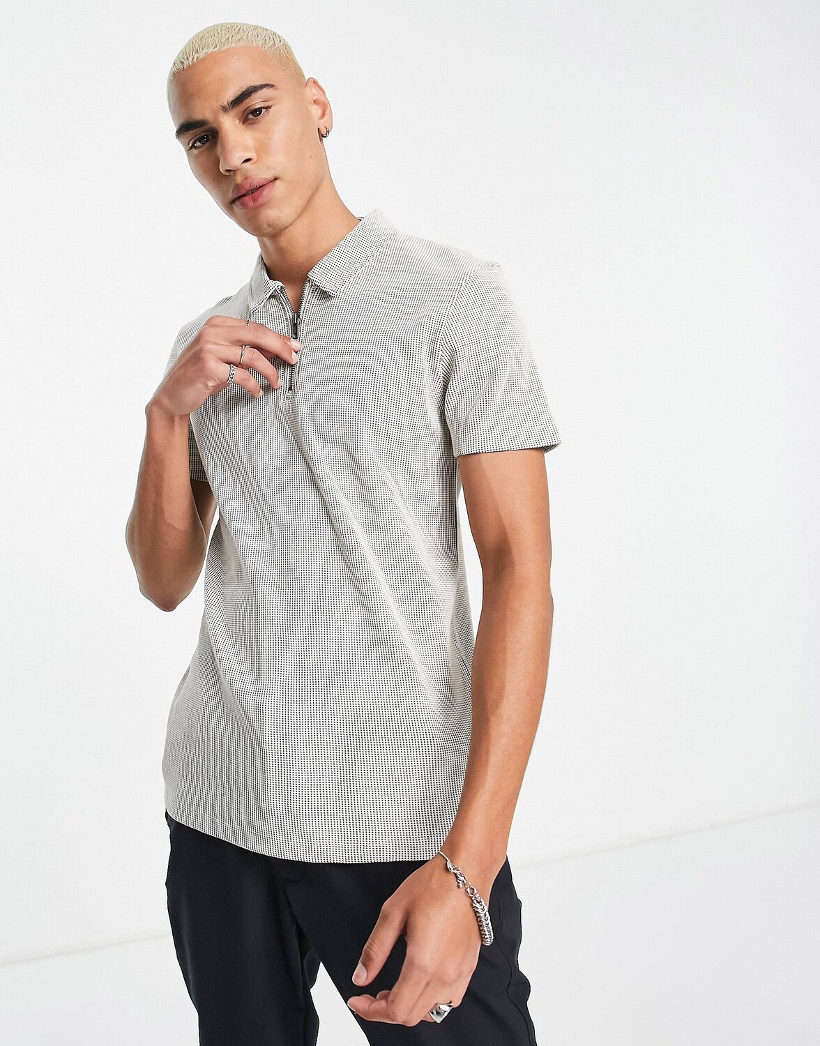 

Бежевое текстурированное вафельное поло с молнией ASOS DESIGN