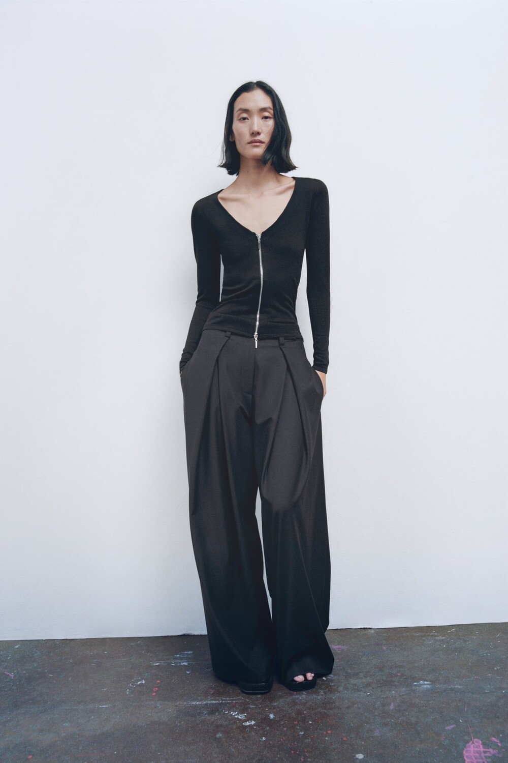 

Трикотажная куртка на молнии ZARA, черный