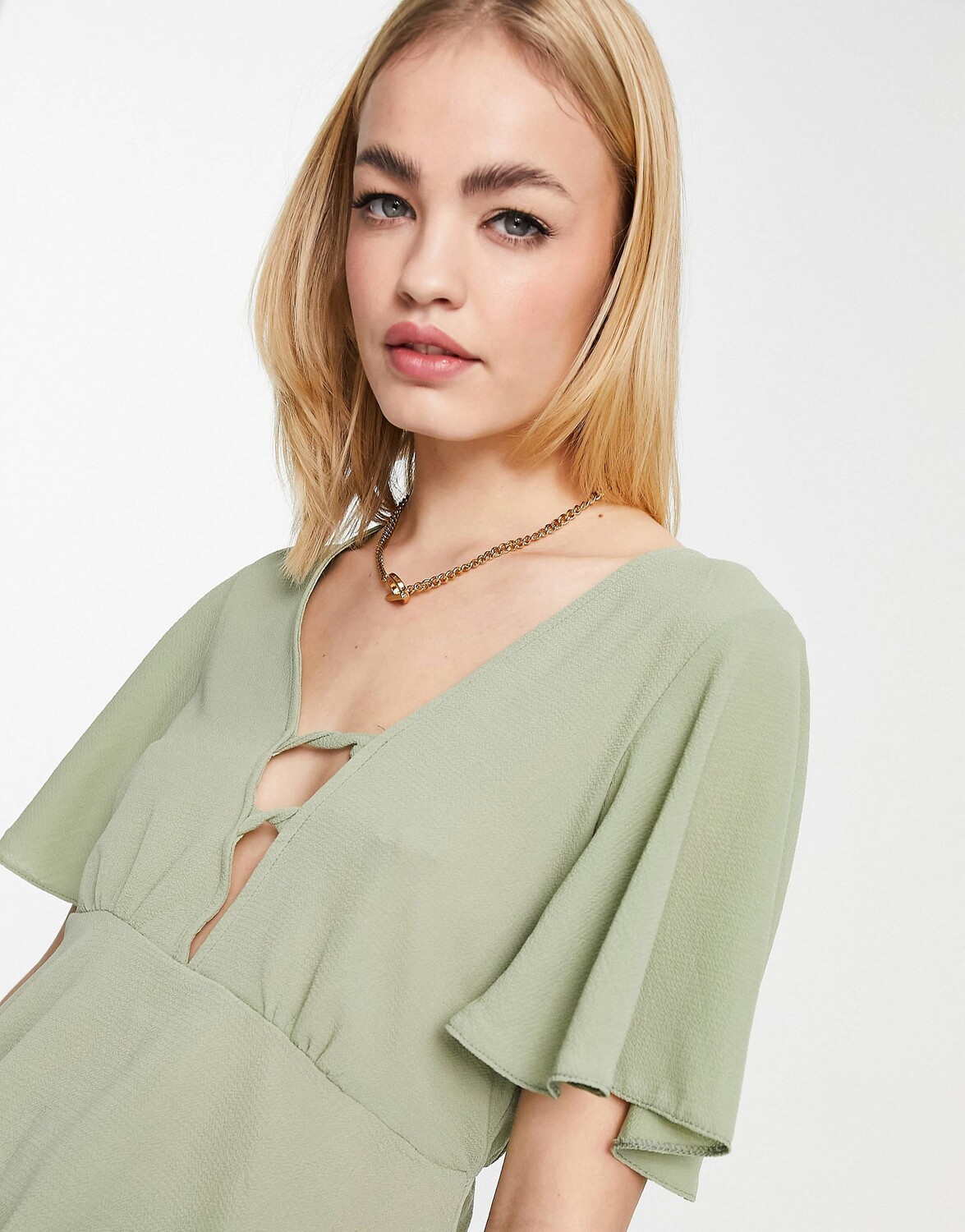 

Чайная блуза цвета хаки с баской по низу и рукавом-ангелом ASOS DESIGN