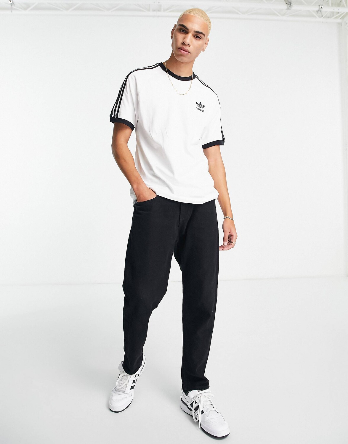 

Белая футболка с тремя полосками Adidas Originals adicolor