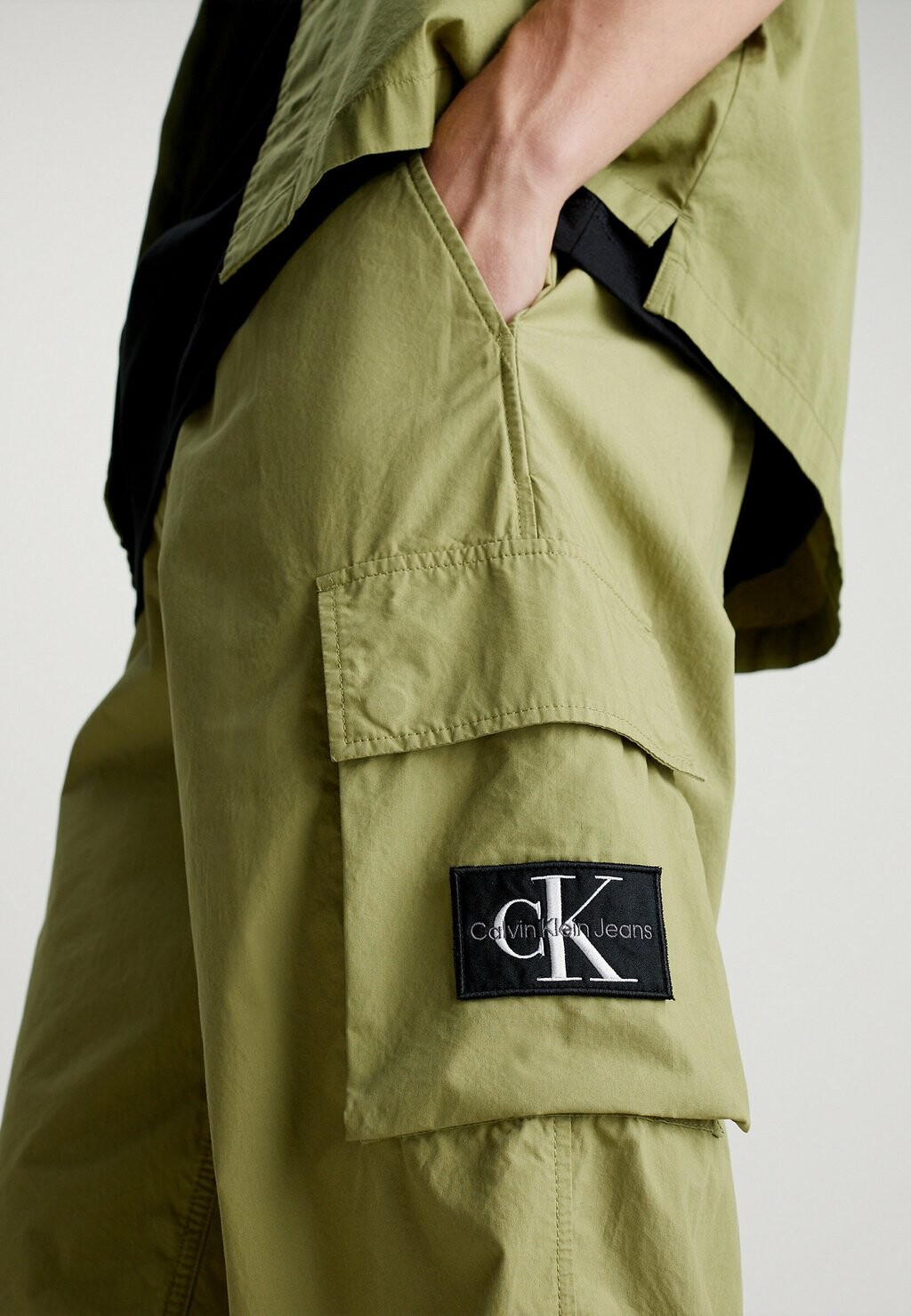 

Брюки карго UTILITY Calvin Klein Jeans, темно-зеленый