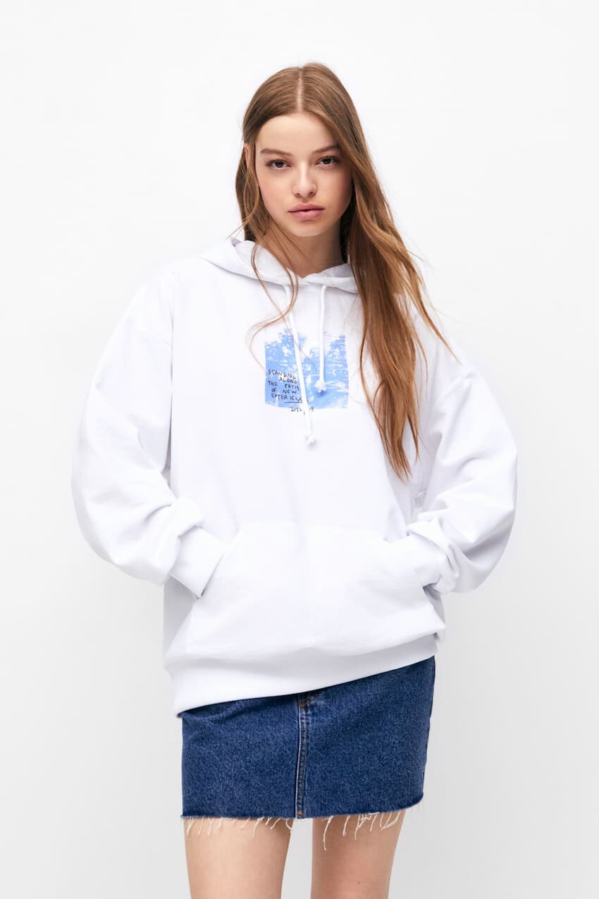 

Худи с принтом на спине Pull&Bear, белый