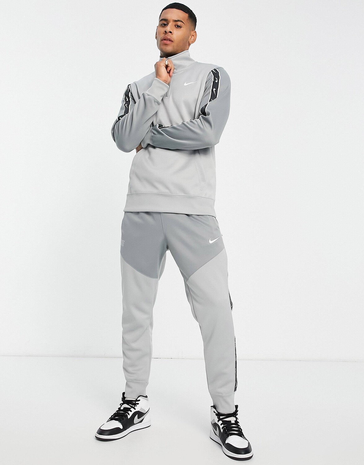 

Серые трикотажные джоггеры из полиэстера Nike Repeat Pack