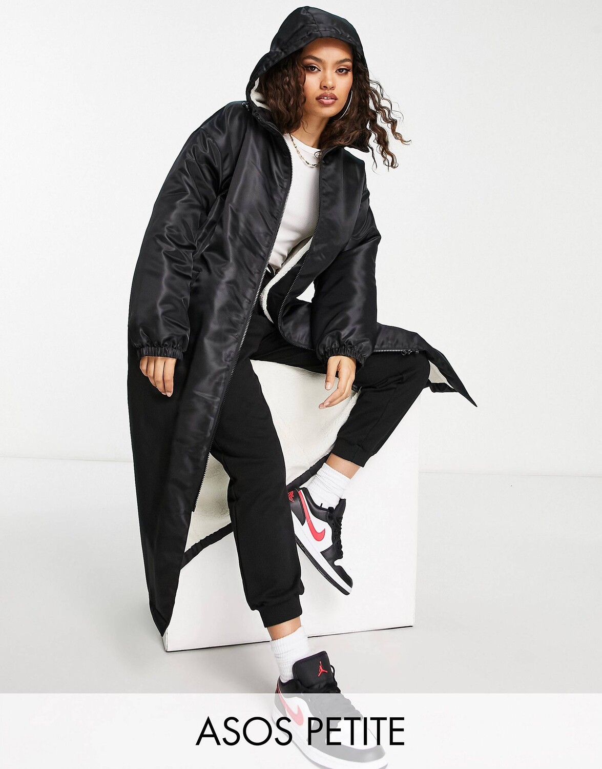 

Черный нейлоновый плащ на подкладке из борга ASOS DESIGN Petite