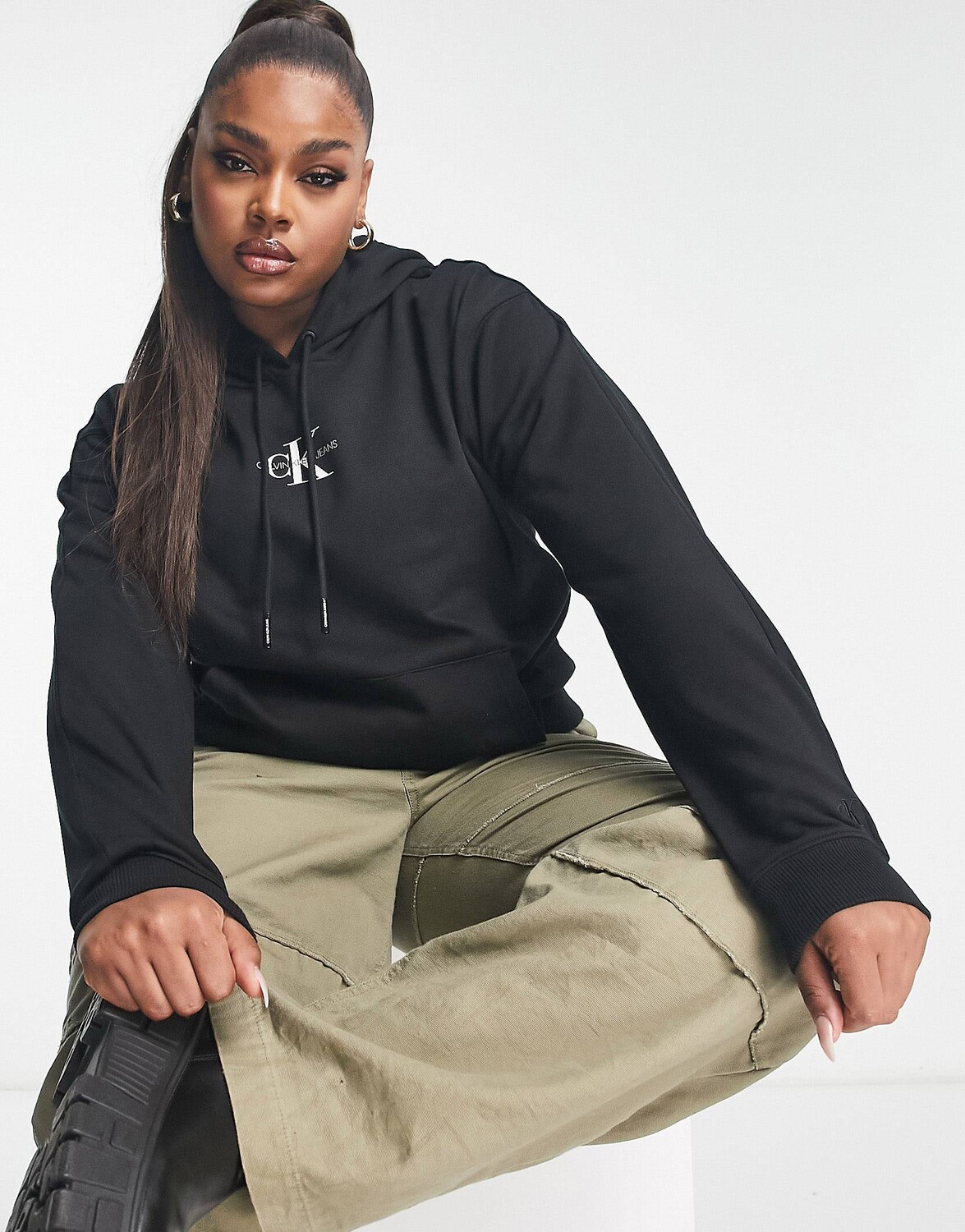 

Укороченное худи черного цвета с монограммой Calvin Klein Jeans Plus